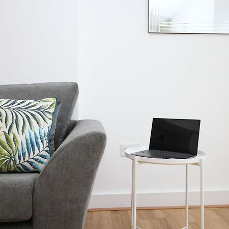 St Thomas Loft Views By Ssw - 2Br, Parking, Sleeps 4, Easy Access To City Centre, Marina, Beach And M4 스완지 외부 사진