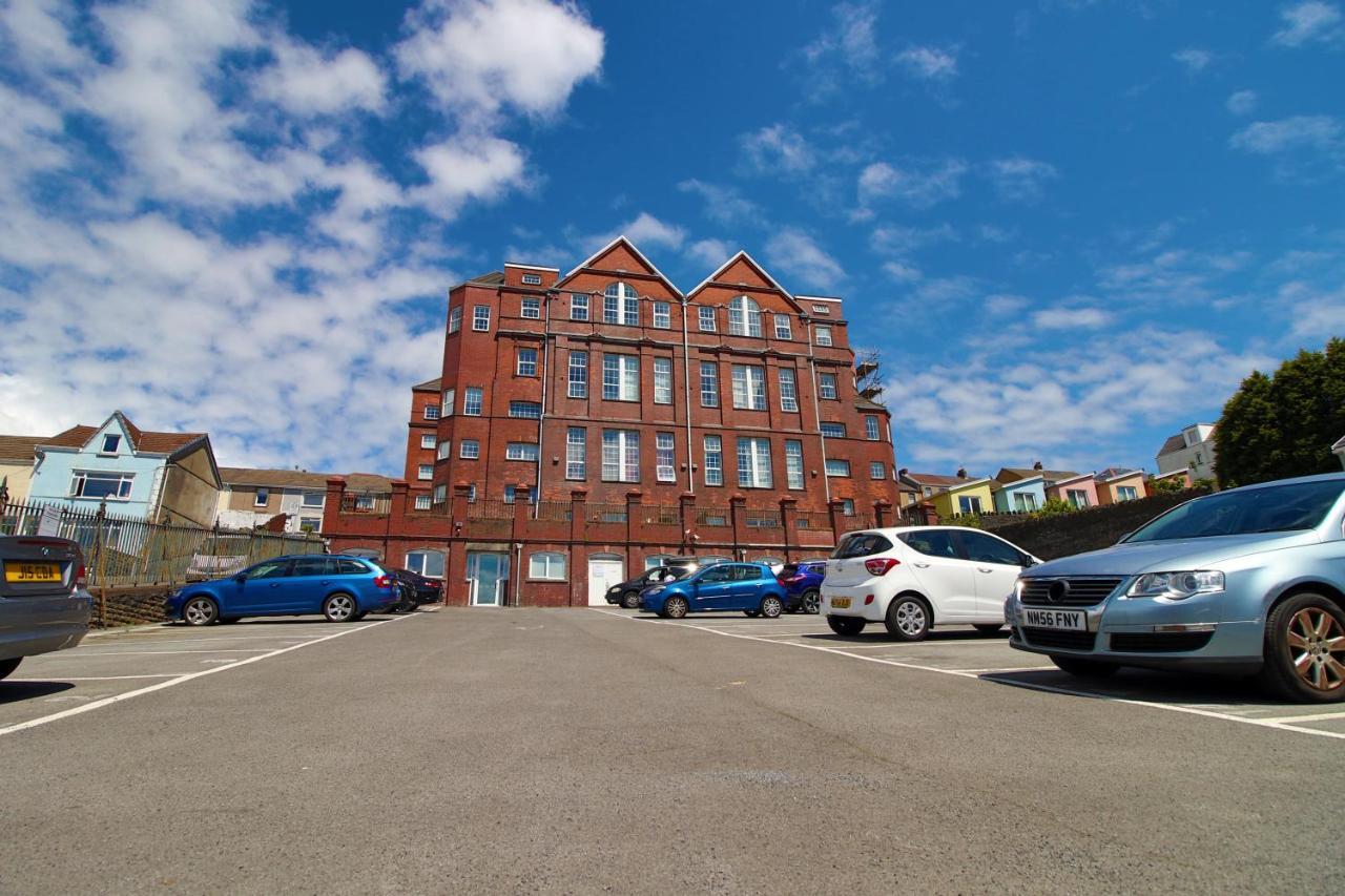St Thomas Loft Views By Ssw - 2Br, Parking, Sleeps 4, Easy Access To City Centre, Marina, Beach And M4 스완지 외부 사진